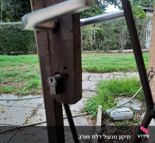 מנעול דלת מתכת עם ידית כסופה